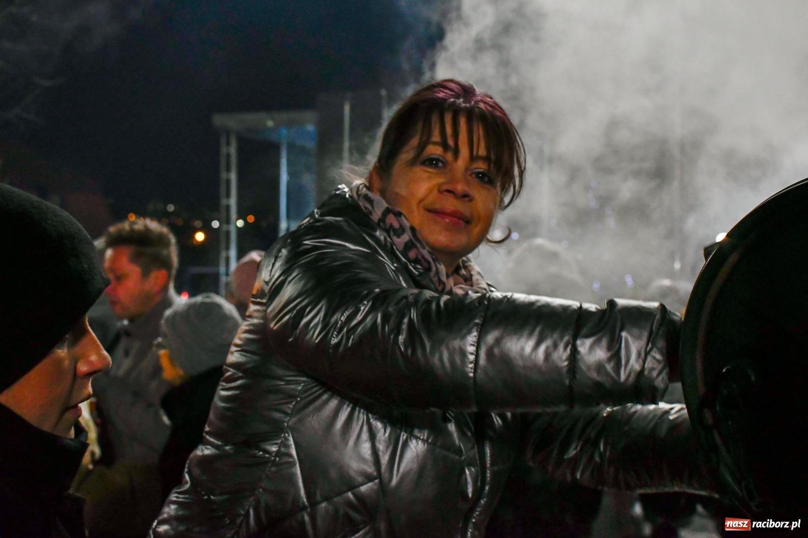 Zdjęcie w galerii na portalu naszraciborz.pl: Niedziela radości. W Brzeziu po raz pierwszy rozbłysła choinka [FOTO i WIDEO] wiadomości z regionu