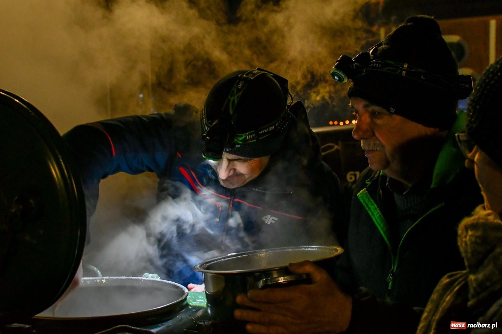 Zdjęcie w galerii na portalu naszraciborz.pl: Niedziela radości. W Brzeziu po raz pierwszy rozbłysła choinka [FOTO i WIDEO] wiadomości z regionu