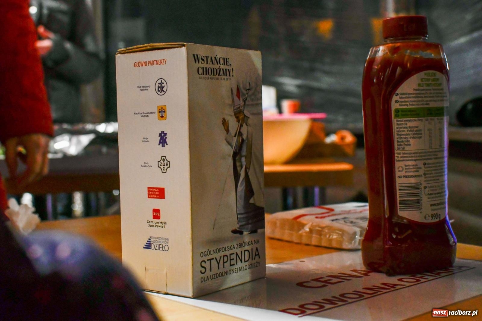 Zdjęcie w galerii na portalu naszraciborz.pl: Niedziela radości. W Brzeziu po raz pierwszy rozbłysła choinka [FOTO i WIDEO] wiadomości z regionu