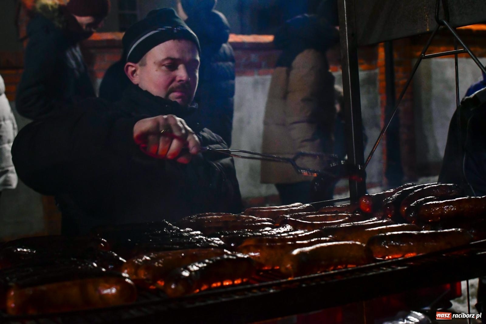 Zdjęcie w galerii na portalu naszraciborz.pl: Niedziela radości. W Brzeziu po raz pierwszy rozbłysła choinka [FOTO i WIDEO] wiadomości z regionu