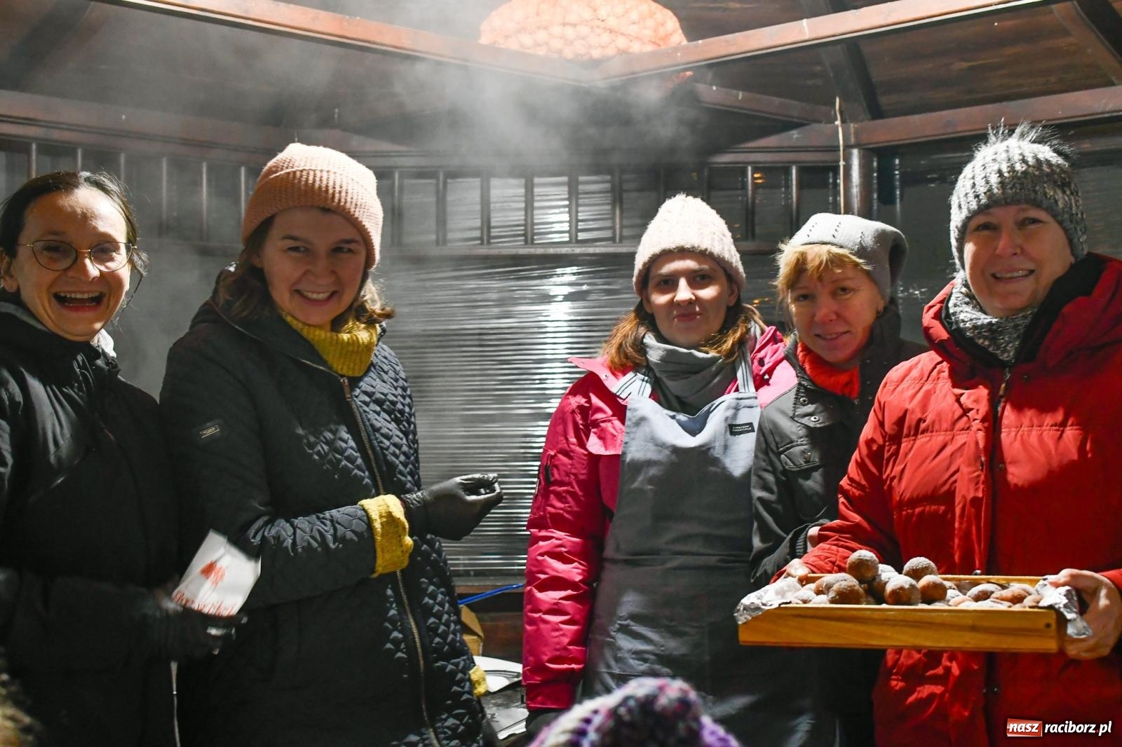 Zdjęcie w galerii na portalu naszraciborz.pl: Niedziela radości. W Brzeziu po raz pierwszy rozbłysła choinka [FOTO i WIDEO] wiadomości z regionu