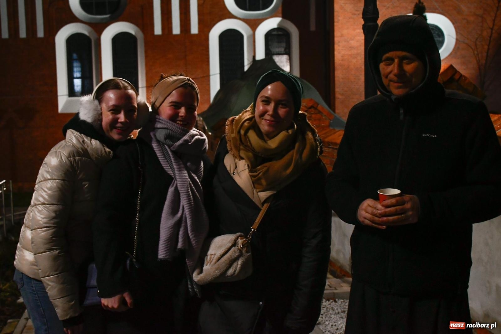 Zdjęcie w galerii na portalu naszraciborz.pl: Niedziela radości. W Brzeziu po raz pierwszy rozbłysła choinka [FOTO i WIDEO] wiadomości z regionu