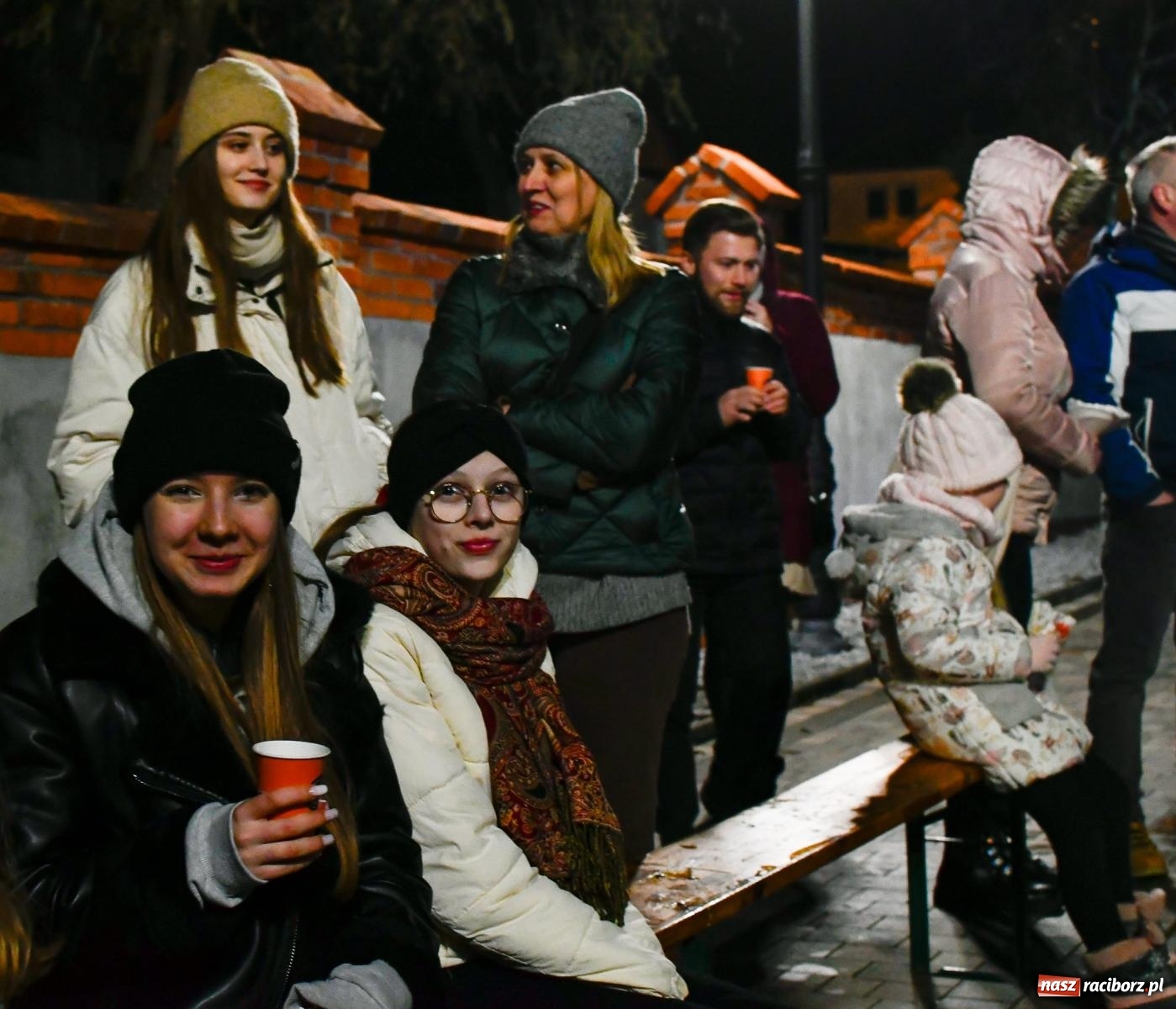 Zdjęcie w galerii na portalu naszraciborz.pl: Niedziela radości. W Brzeziu po raz pierwszy rozbłysła choinka [FOTO i WIDEO] wiadomości z regionu