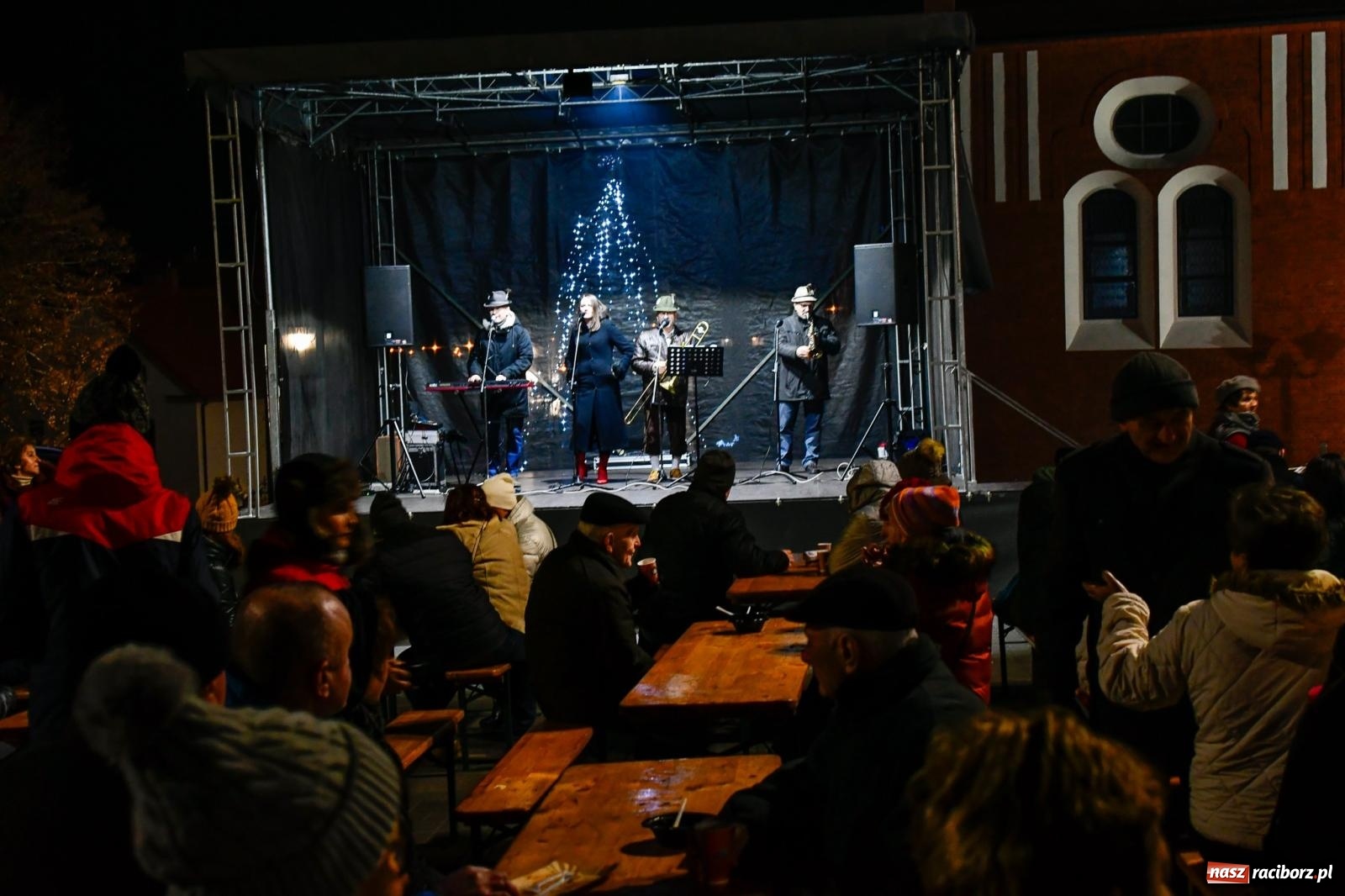 Zdjęcie w galerii na portalu naszraciborz.pl: Niedziela radości. W Brzeziu po raz pierwszy rozbłysła choinka [FOTO i WIDEO] wiadomości z regionu