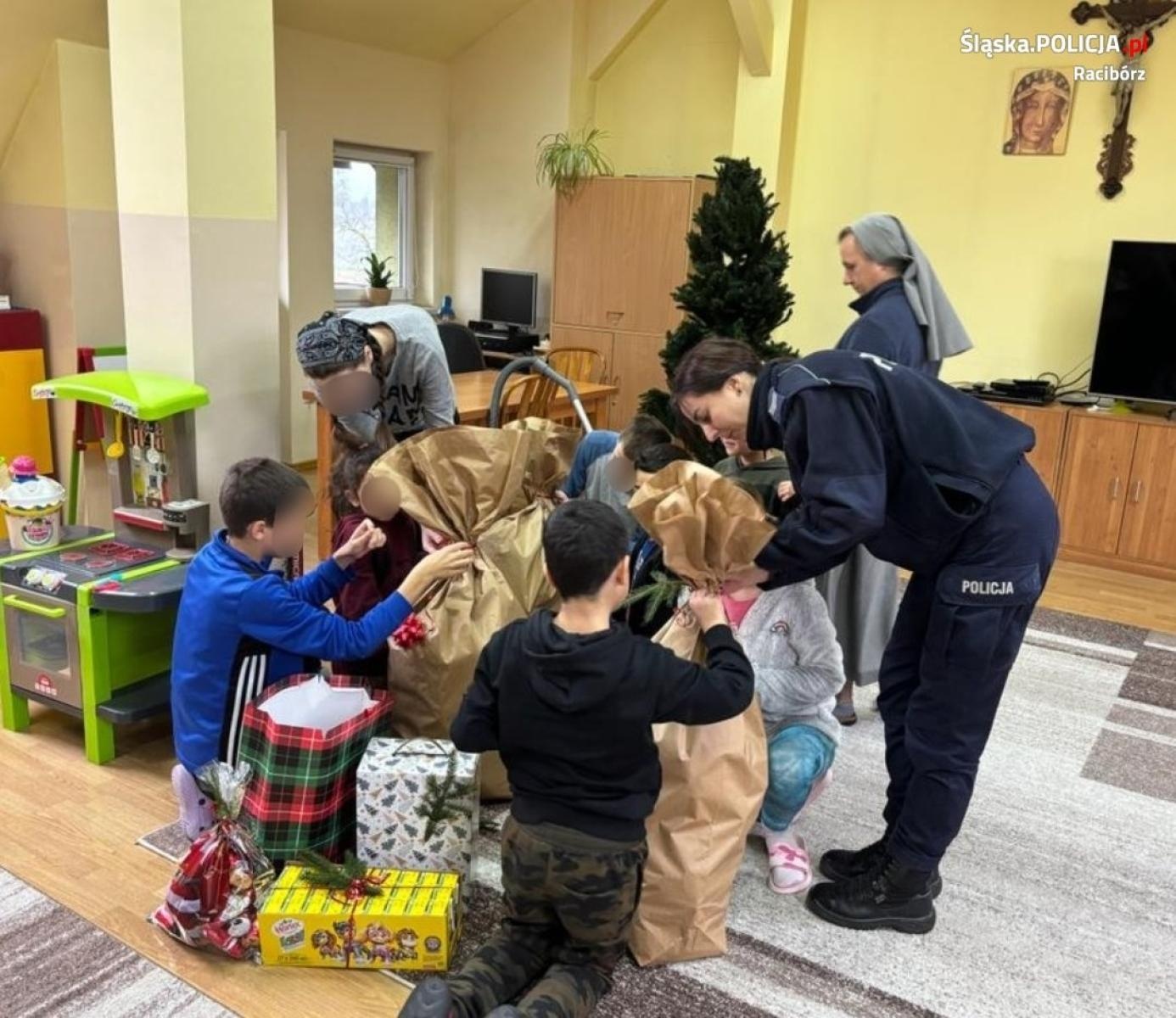 Zdjęcie w galerii na portalu naszraciborz.pl: Policjanci obdarowali słodyczami Zielony Zakątek wiadomości z regionu