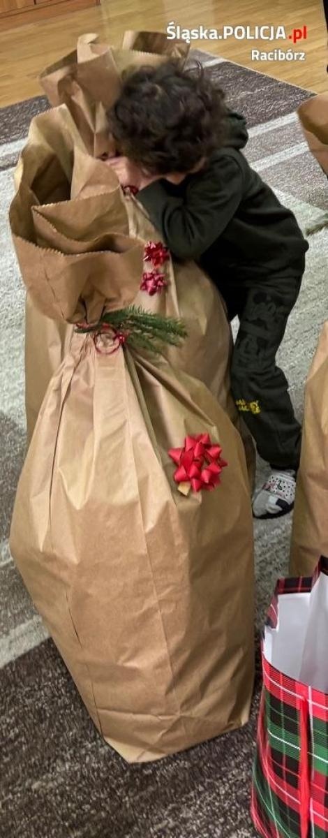 Zdjęcie w galerii na portalu naszraciborz.pl: Policjanci obdarowali słodyczami Zielony Zakątek wiadomości z regionu