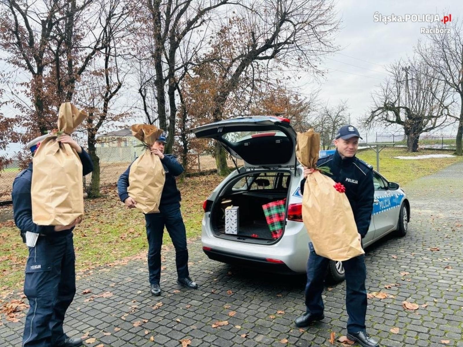 Zdjęcie w galerii na portalu naszraciborz.pl: Policjanci obdarowali słodyczami Zielony Zakątek wiadomości z regionu