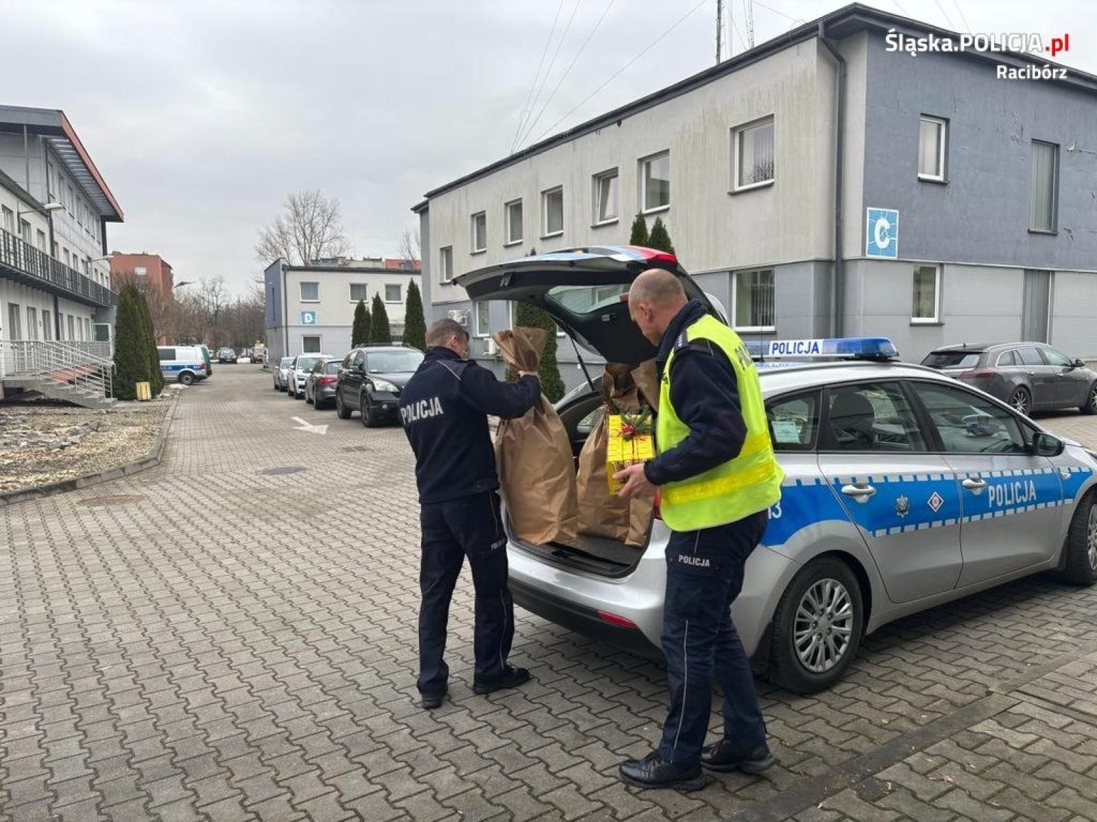 Zdjęcie w galerii na portalu naszraciborz.pl: Policjanci obdarowali słodyczami Zielony Zakątek wiadomości z regionu