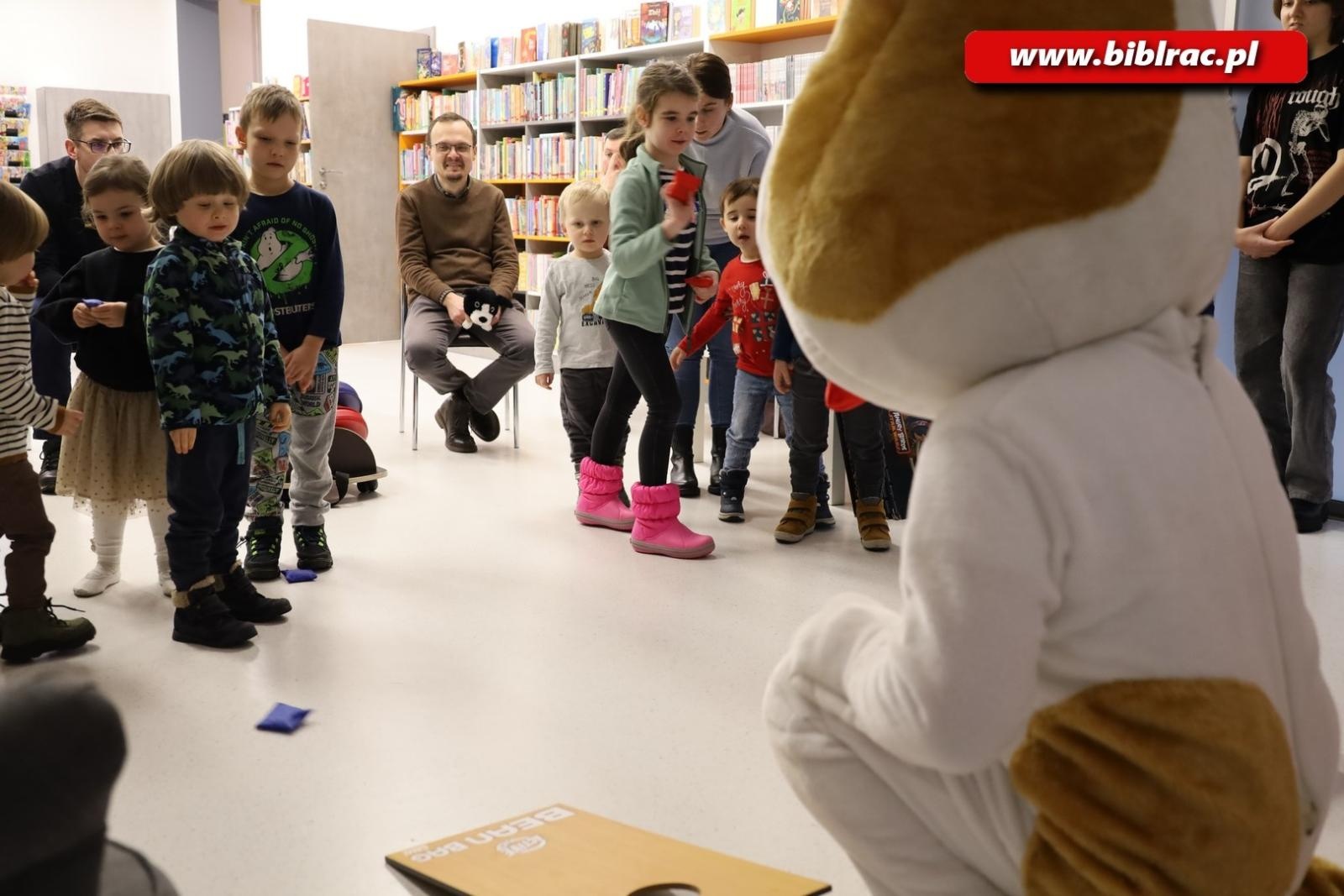 Zdjęcie w galerii na portalu naszraciborz.pl: Reksio z wizytą w Klubie Ojca w raciborskiej bibliotece wiadomości z regionu