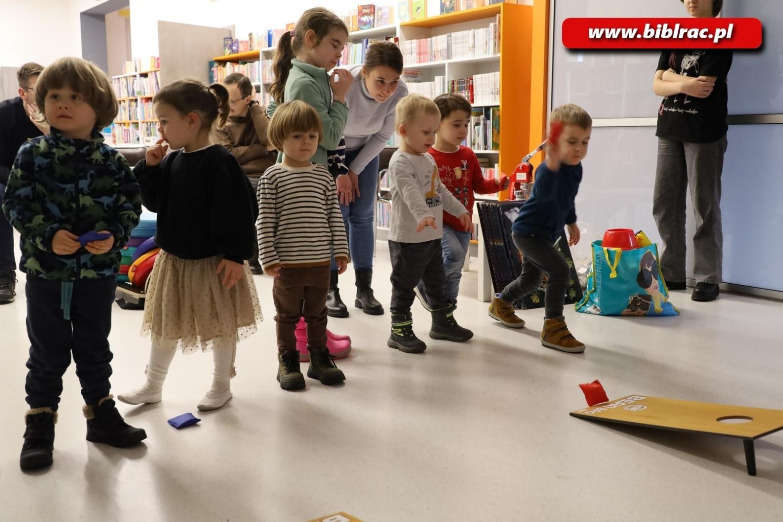 Zdjęcie w galerii na portalu naszraciborz.pl: Reksio z wizytą w Klubie Ojca w raciborskiej bibliotece wiadomości z regionu