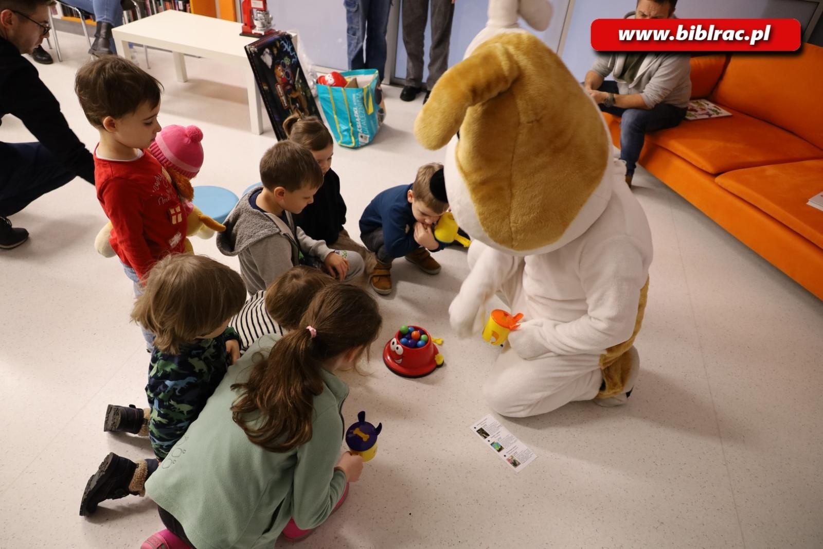 Zdjęcie w galerii na portalu naszraciborz.pl: Reksio z wizytą w Klubie Ojca w raciborskiej bibliotece wiadomości z regionu