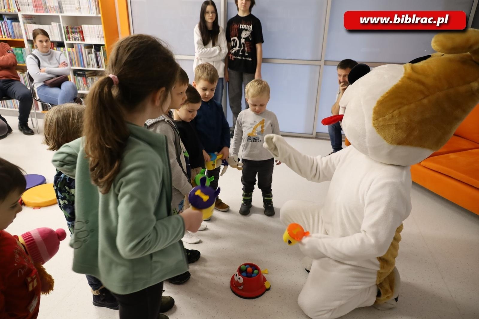 Zdjęcie w galerii na portalu naszraciborz.pl: Reksio z wizytą w Klubie Ojca w raciborskiej bibliotece wiadomości z regionu