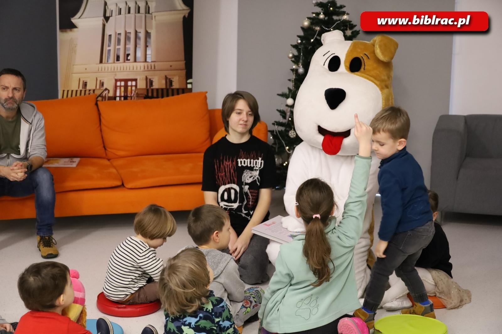 Zdjęcie w galerii na portalu naszraciborz.pl: Reksio z wizytą w Klubie Ojca w raciborskiej bibliotece wiadomości z regionu