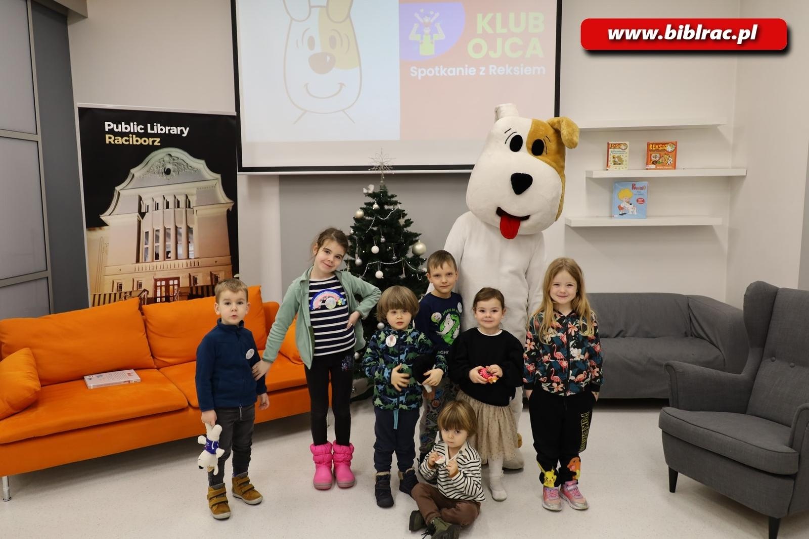 Zdjęcie w galerii na portalu naszraciborz.pl: Reksio z wizytą w Klubie Ojca w raciborskiej bibliotece wiadomości z regionu