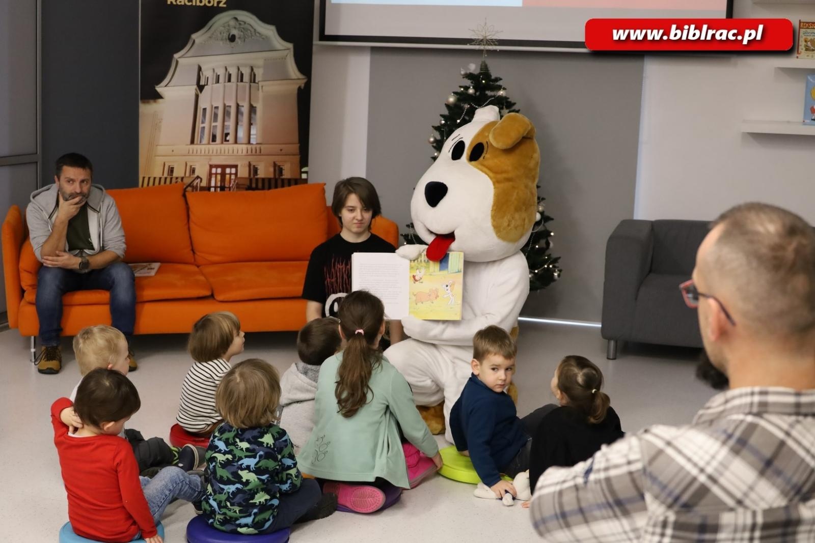 Zdjęcie w galerii na portalu naszraciborz.pl: Reksio z wizytą w Klubie Ojca w raciborskiej bibliotece wiadomości z regionu