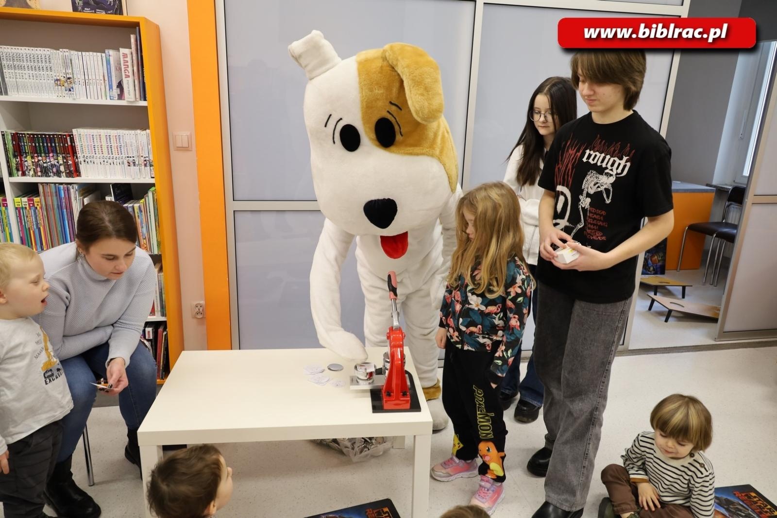 Zdjęcie w galerii na portalu naszraciborz.pl: Reksio z wizytą w Klubie Ojca w raciborskiej bibliotece wiadomości z regionu
