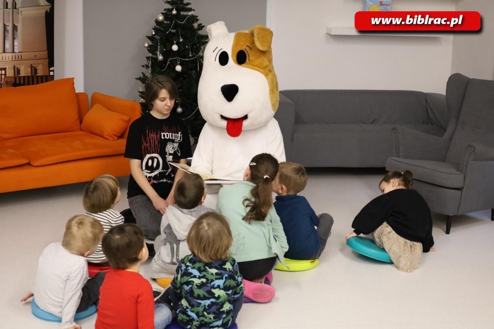 Zdjęcie w galerii na portalu naszraciborz.pl: Reksio z wizytą w Klubie Ojca w raciborskiej bibliotece wiadomości z regionu