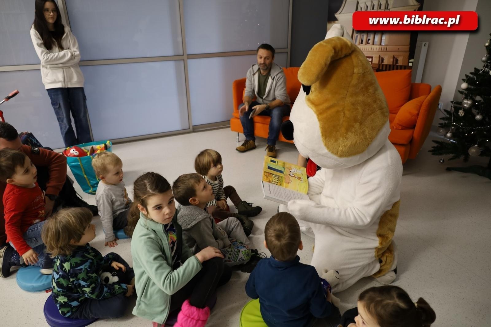 Zdjęcie w galerii na portalu naszraciborz.pl: Reksio z wizytą w Klubie Ojca w raciborskiej bibliotece wiadomości z regionu
