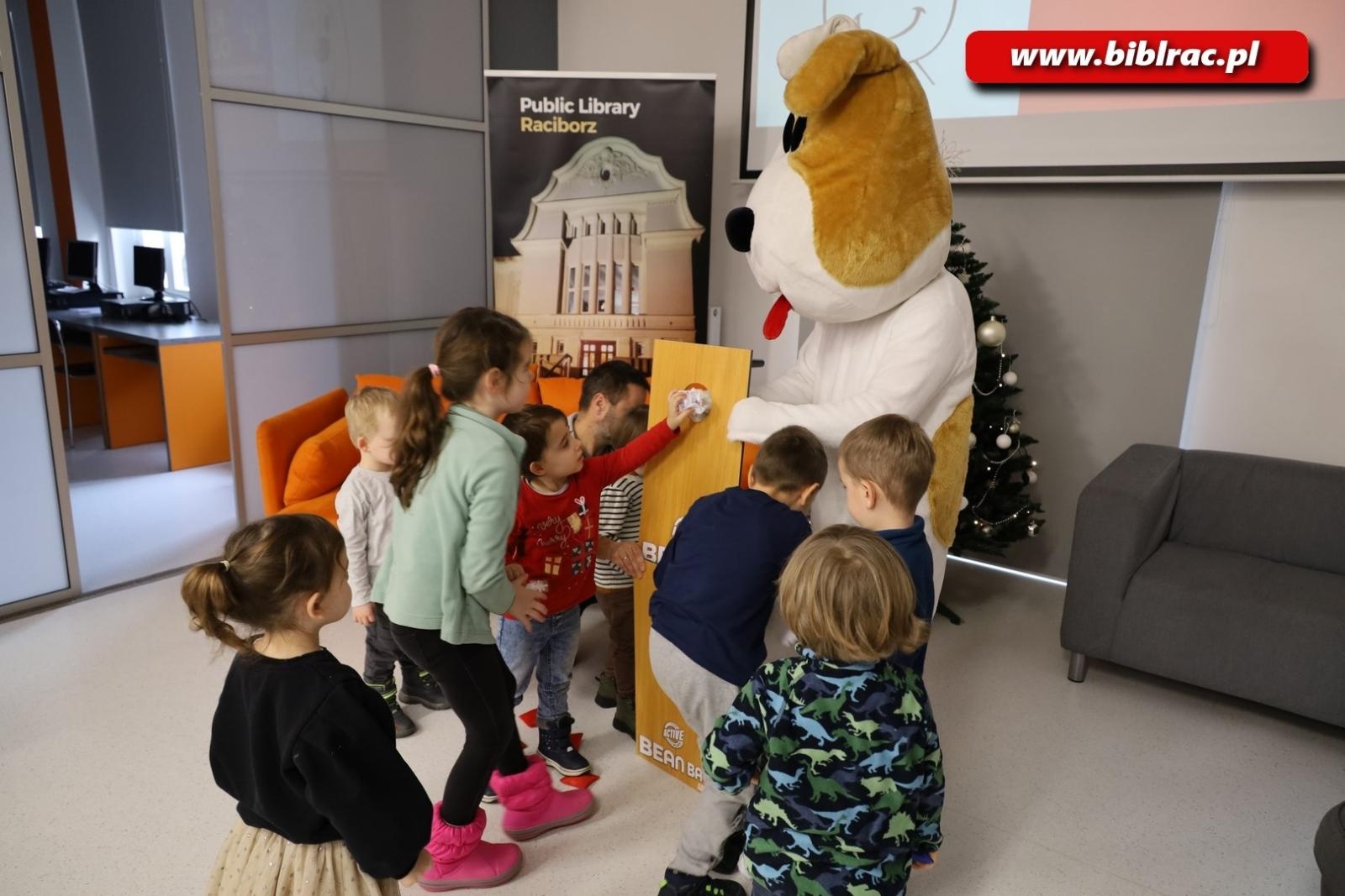 Zdjęcie w galerii na portalu naszraciborz.pl: Reksio z wizytą w Klubie Ojca w raciborskiej bibliotece wiadomości z regionu