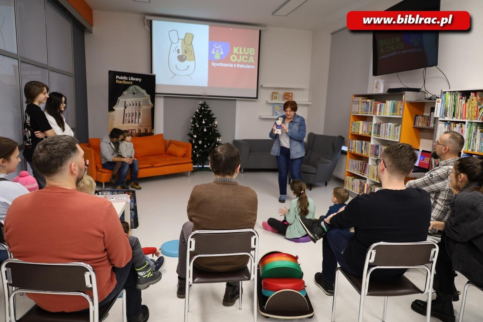Zdjęcie w galerii na portalu naszraciborz.pl: Reksio z wizytą w Klubie Ojca w raciborskiej bibliotece wiadomości z regionu