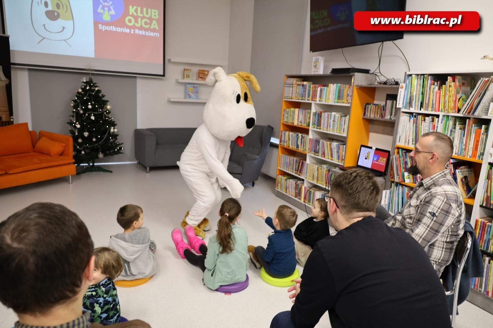 Zdjęcie w galerii na portalu naszraciborz.pl: Reksio z wizytą w Klubie Ojca w raciborskiej bibliotece wiadomości z regionu