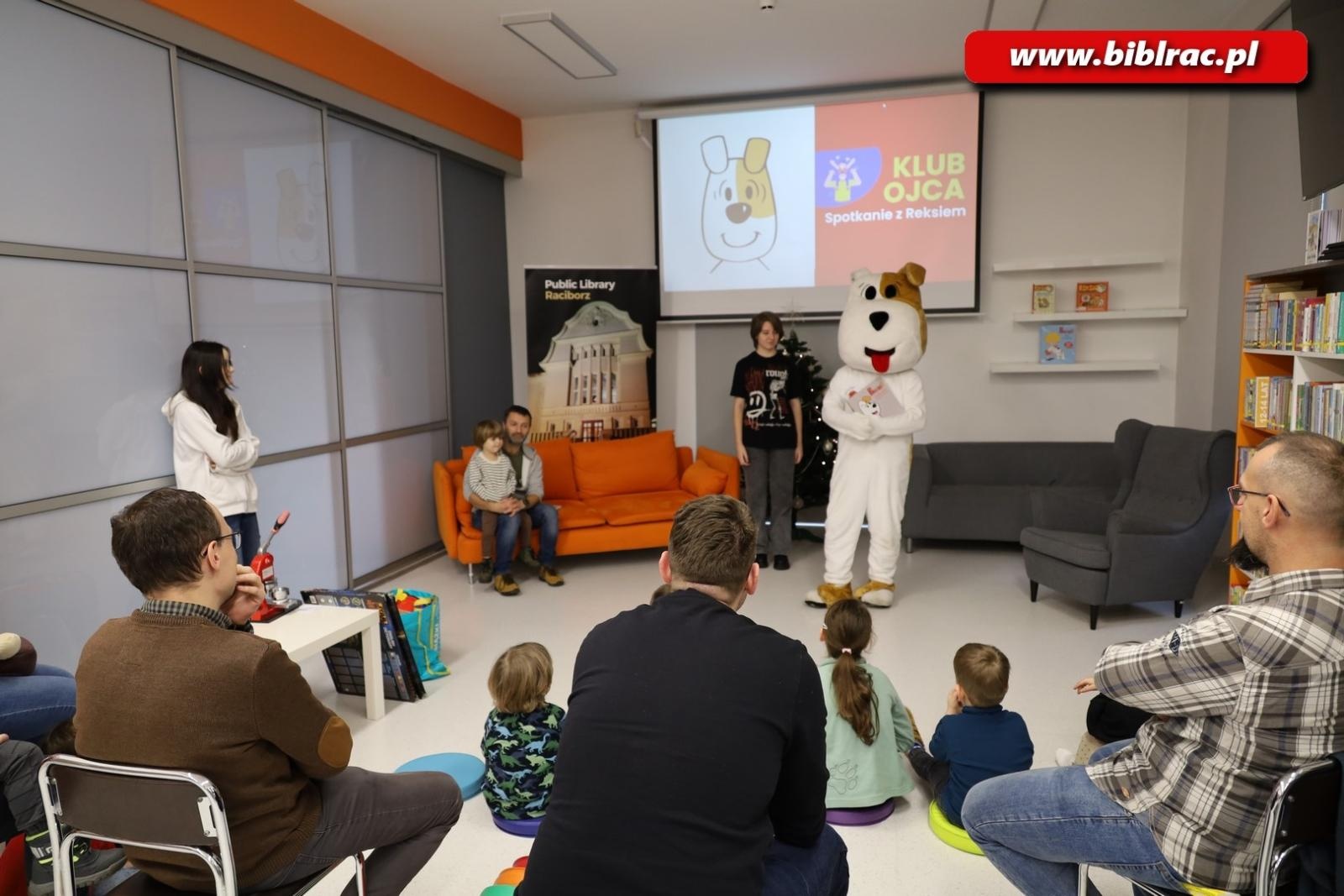 Zdjęcie w galerii na portalu naszraciborz.pl: Reksio z wizytą w Klubie Ojca w raciborskiej bibliotece wiadomości z regionu