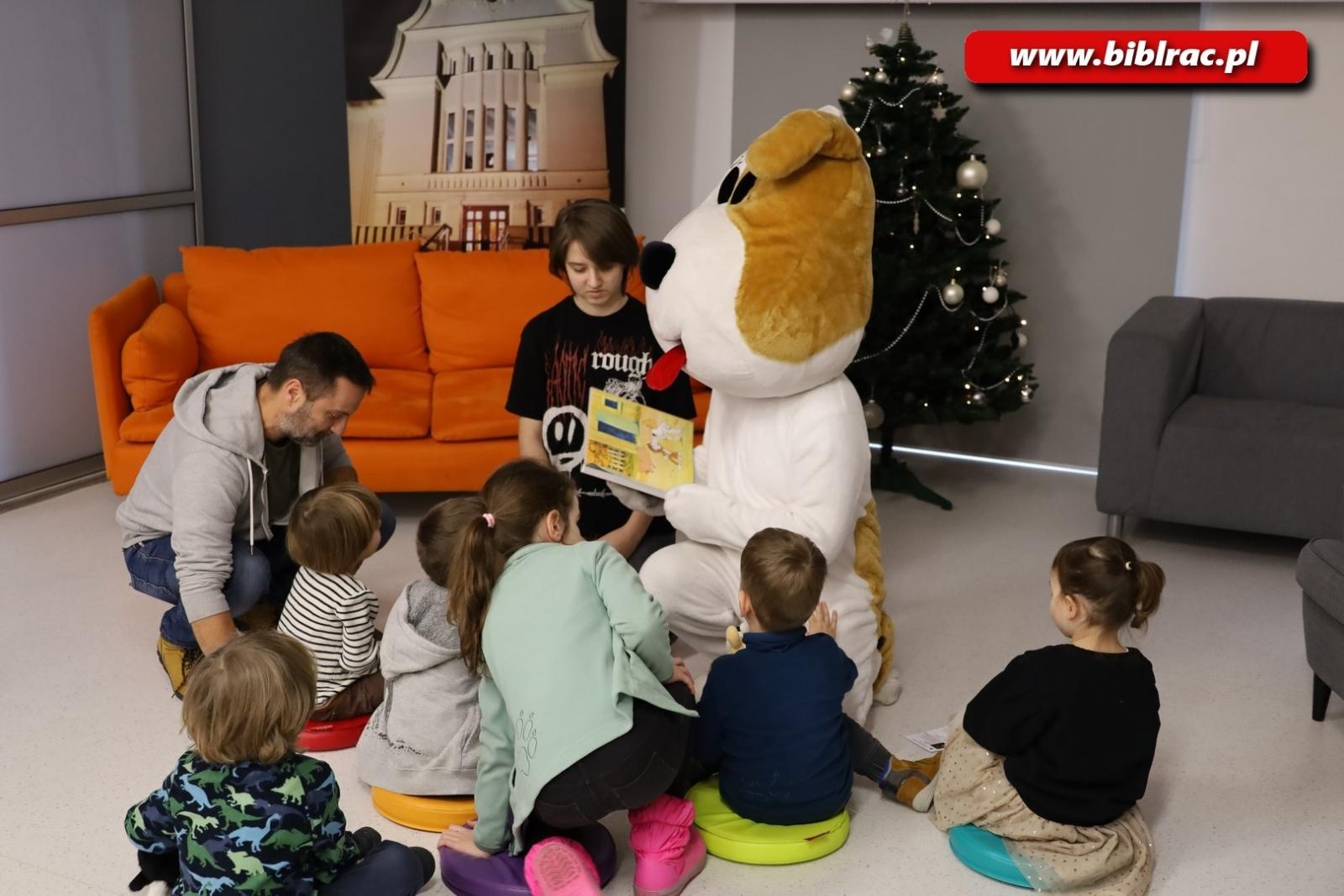 Zdjęcie w galerii na portalu naszraciborz.pl: Reksio z wizytą w Klubie Ojca w raciborskiej bibliotece wiadomości z regionu