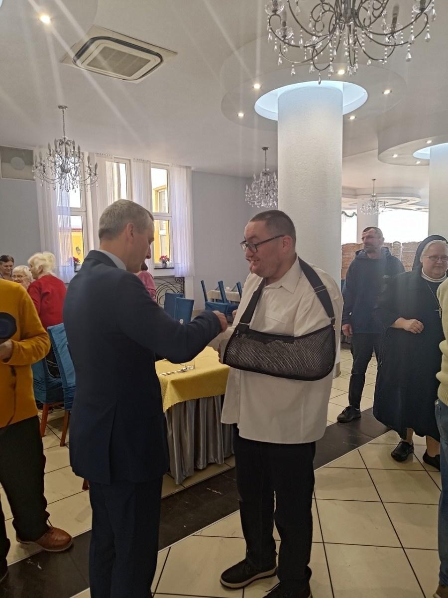 Zdjęcie w galerii na portalu naszraciborz.pl: Wigilia dla samotnych w Raciborskiej wiadomości z regionu