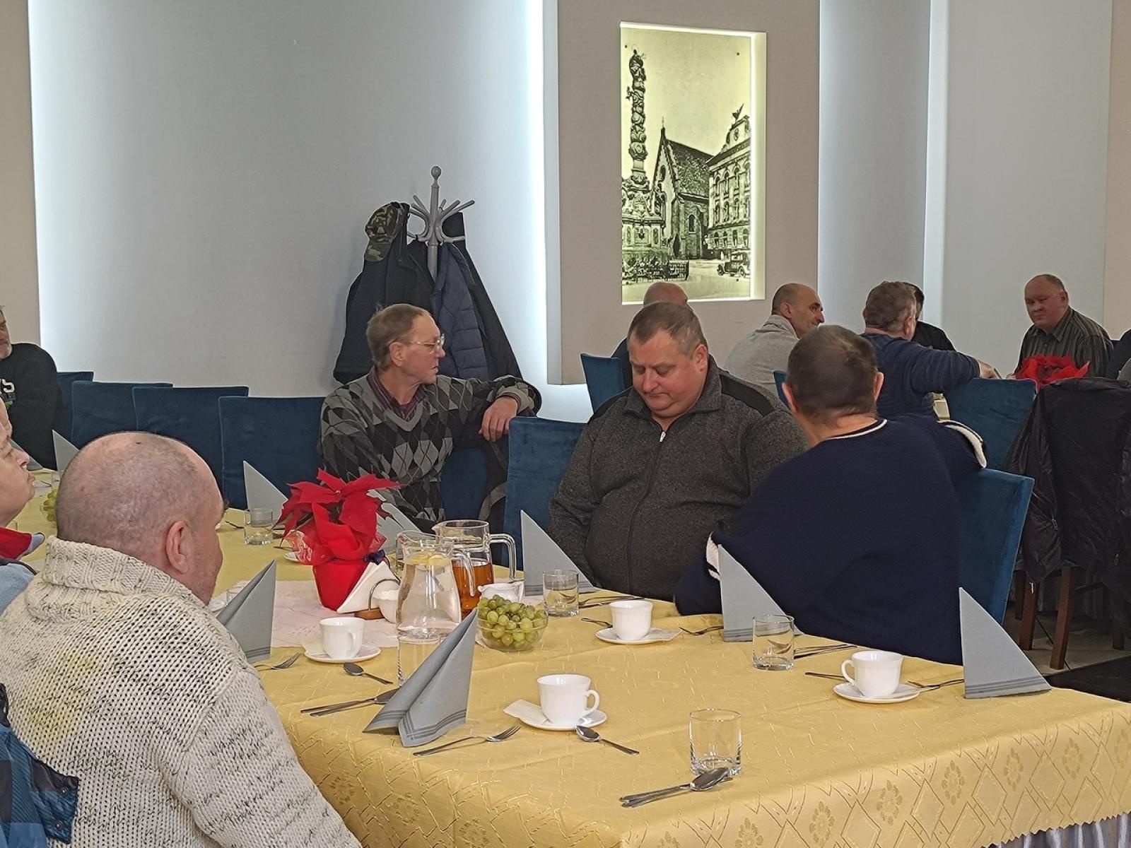 Zdjęcie w galerii na portalu naszraciborz.pl: Wigilia dla samotnych w Raciborskiej wiadomości z regionu