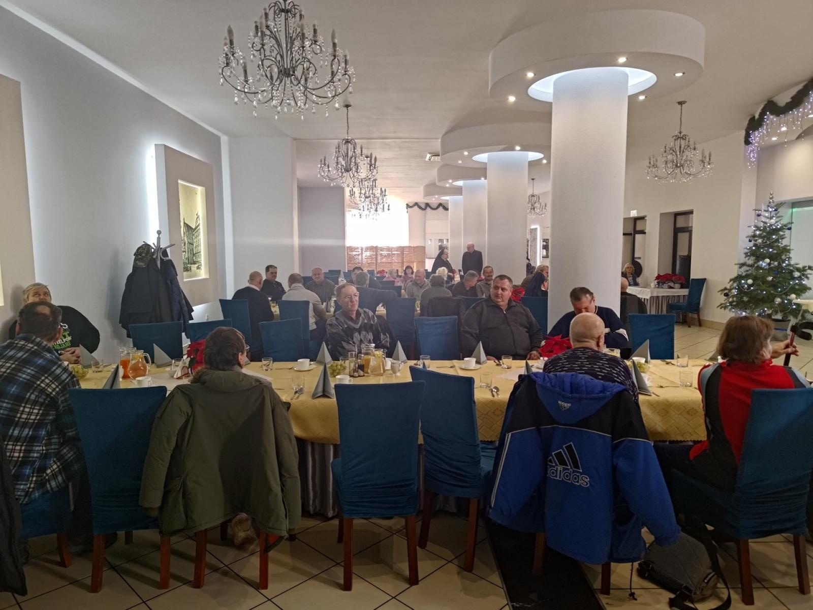 Zdjęcie w galerii na portalu naszraciborz.pl: Wigilia dla samotnych w Raciborskiej wiadomości z regionu