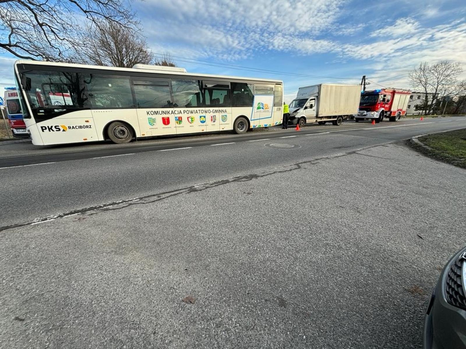 Zdjęcie w galerii na portalu naszraciborz.pl: Dostawczy mercedes uderzył w tył autobusu wiadomości z regionu