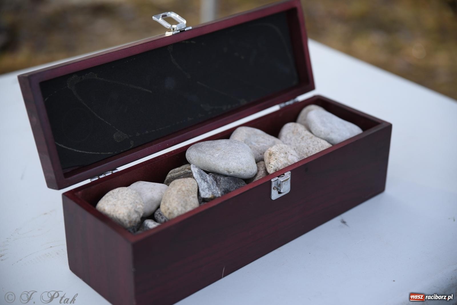 Zdjęcie w galerii na portalu naszraciborz.pl: Ceremonia z oficjalną prezentacją tablicy upamiętniającej cmentarz żydowski przy ulicy Głubczyckiej wiadomości z regionu