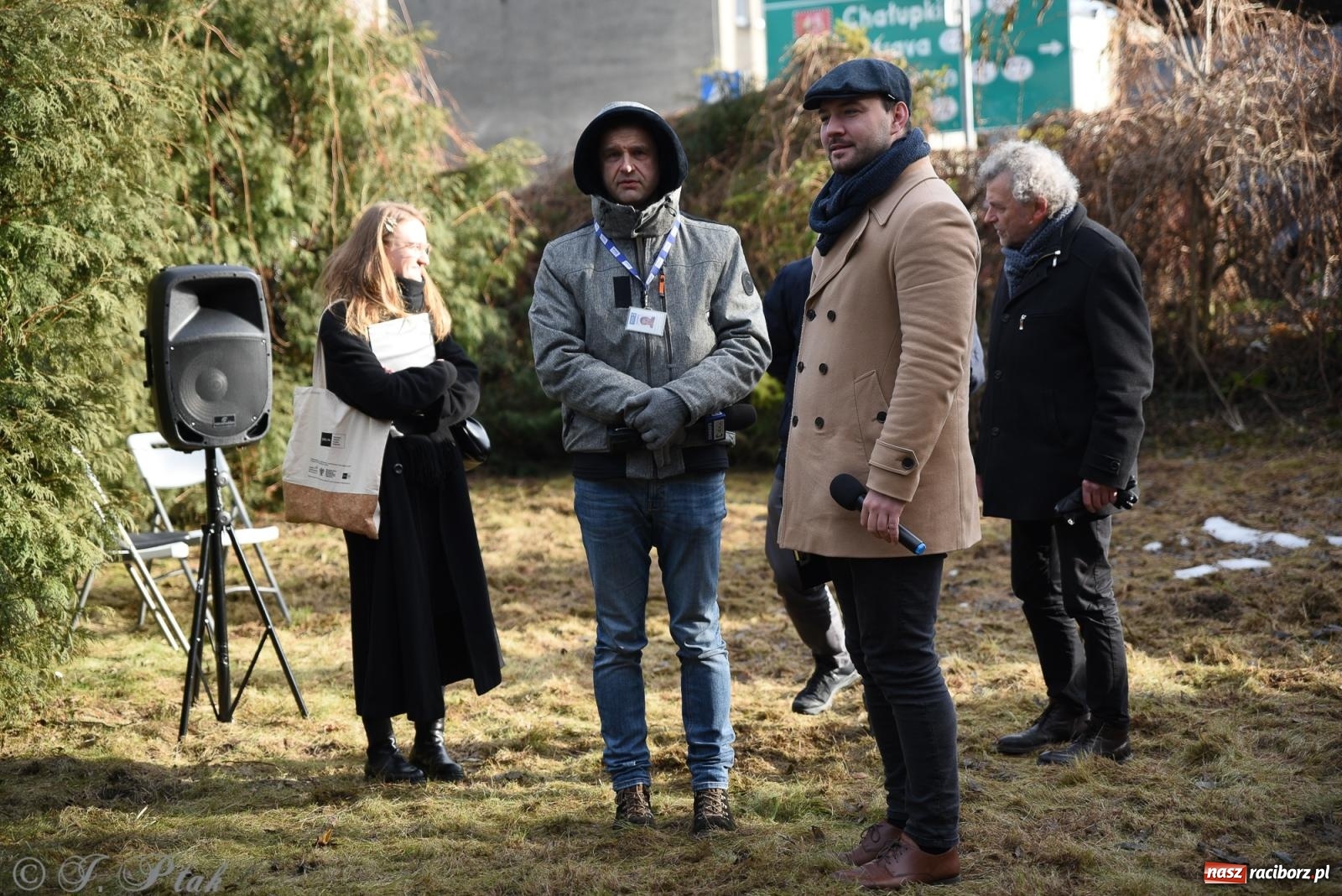 Zdjęcie w galerii na portalu naszraciborz.pl: Ceremonia z oficjalną prezentacją tablicy upamiętniającej cmentarz żydowski przy ulicy Głubczyckiej wiadomości z regionu