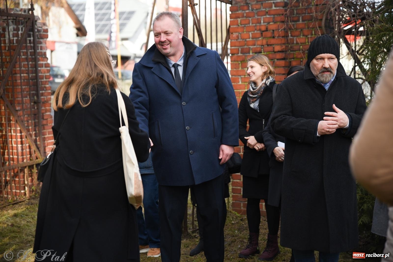 Zdjęcie w galerii na portalu naszraciborz.pl: Ceremonia z oficjalną prezentacją tablicy upamiętniającej cmentarz żydowski przy ulicy Głubczyckiej wiadomości z regionu