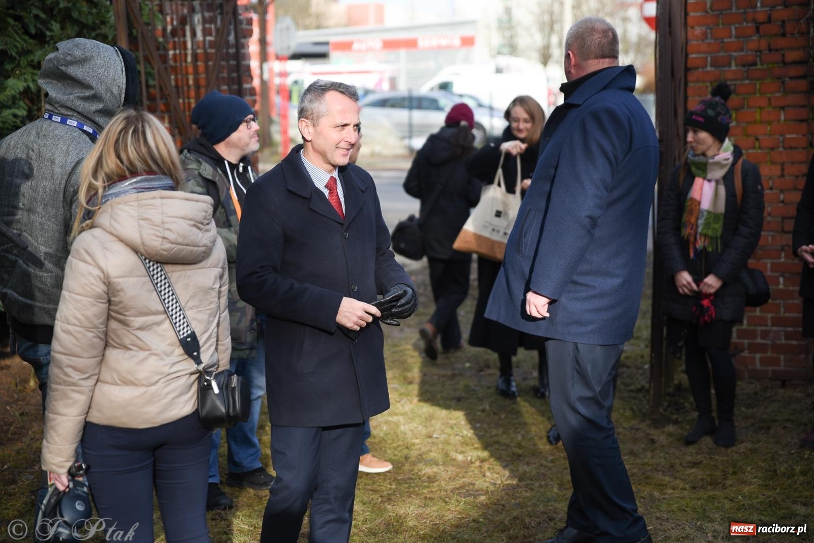 Zdjęcie w galerii na portalu naszraciborz.pl: Ceremonia z oficjalną prezentacją tablicy upamiętniającej cmentarz żydowski przy ulicy Głubczyckiej wiadomości z regionu