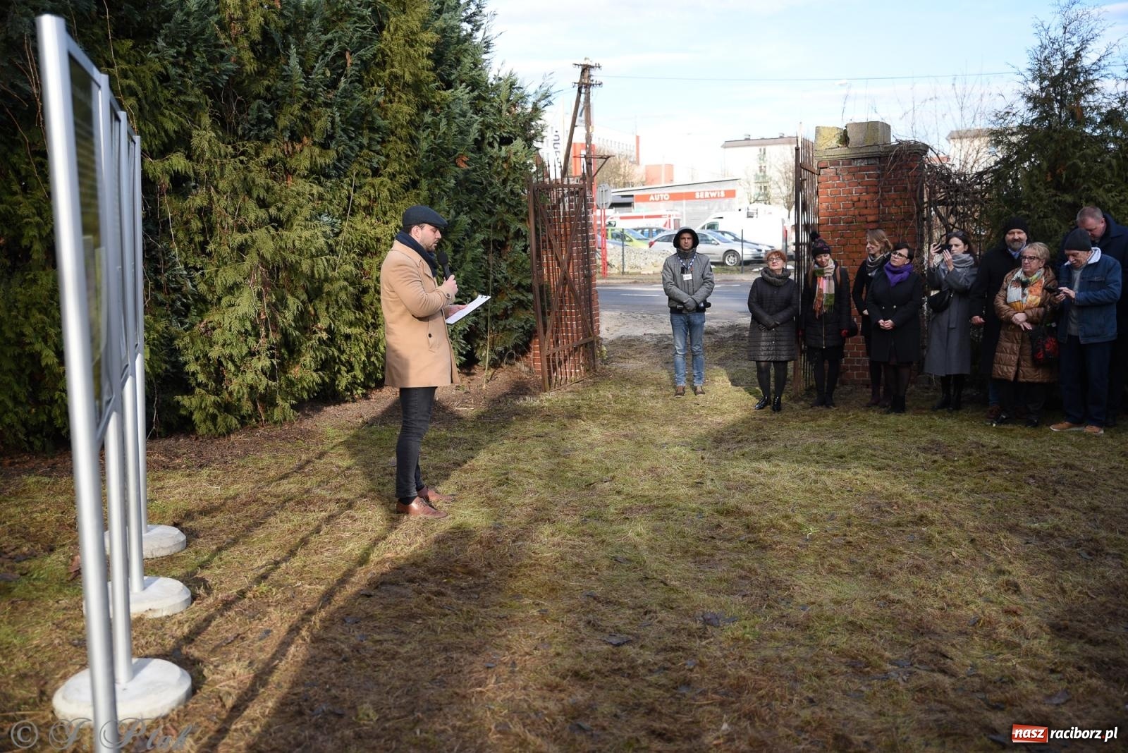 Zdjęcie w galerii na portalu naszraciborz.pl: Ceremonia z oficjalną prezentacją tablicy upamiętniającej cmentarz żydowski przy ulicy Głubczyckiej wiadomości z regionu
