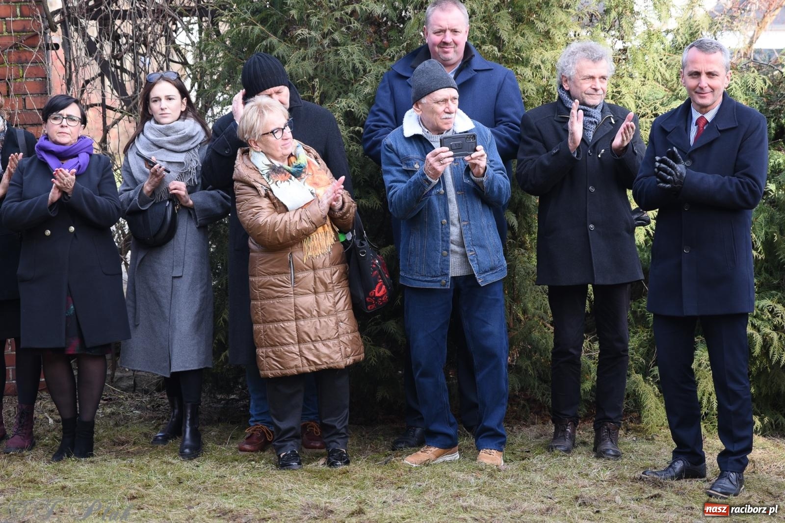 Zdjęcie w galerii na portalu naszraciborz.pl: Ceremonia z oficjalną prezentacją tablicy upamiętniającej cmentarz żydowski przy ulicy Głubczyckiej wiadomości z regionu