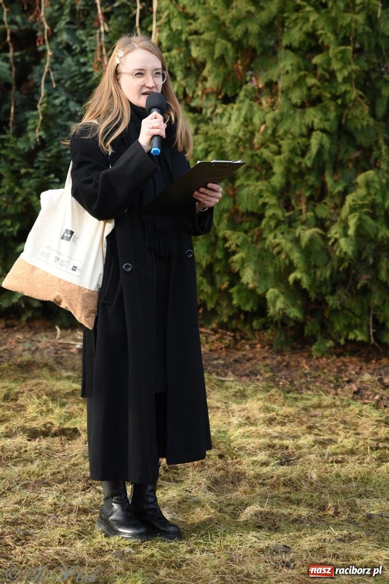 Zdjęcie w galerii na portalu naszraciborz.pl: Ceremonia z oficjalną prezentacją tablicy upamiętniającej cmentarz żydowski przy ulicy Głubczyckiej wiadomości z regionu