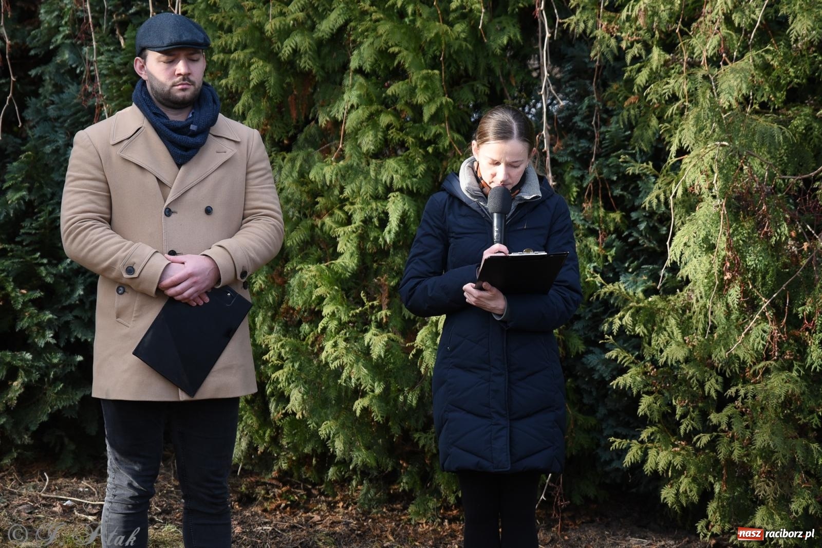 Zdjęcie w galerii na portalu naszraciborz.pl: Ceremonia z oficjalną prezentacją tablicy upamiętniającej cmentarz żydowski przy ulicy Głubczyckiej wiadomości z regionu