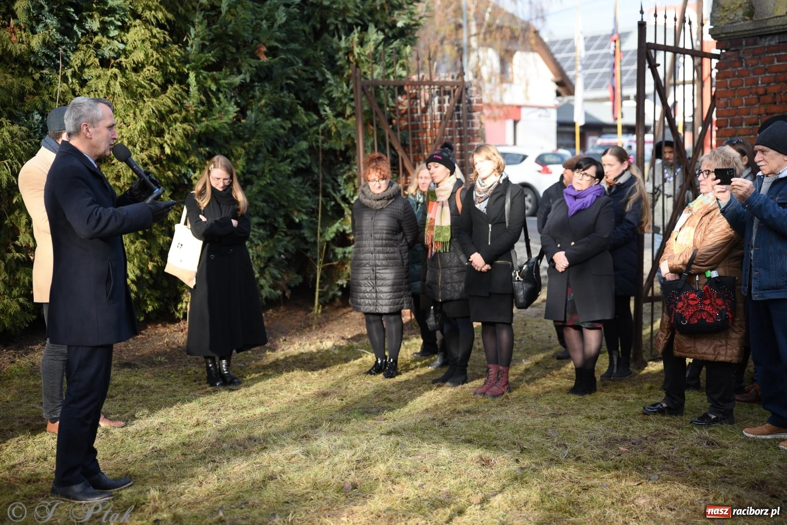 Zdjęcie w galerii na portalu naszraciborz.pl: Ceremonia z oficjalną prezentacją tablicy upamiętniającej cmentarz żydowski przy ulicy Głubczyckiej wiadomości z regionu