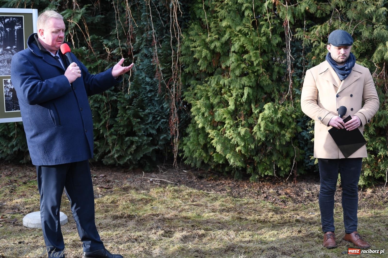 Zdjęcie w galerii na portalu naszraciborz.pl: Ceremonia z oficjalną prezentacją tablicy upamiętniającej cmentarz żydowski przy ulicy Głubczyckiej wiadomości z regionu