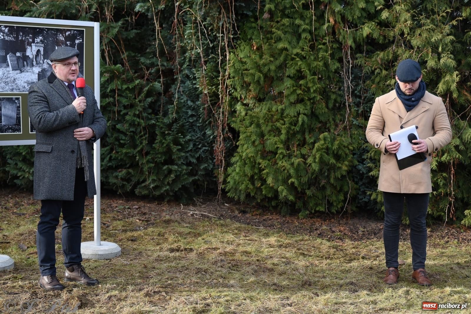 Zdjęcie w galerii na portalu naszraciborz.pl: Ceremonia z oficjalną prezentacją tablicy upamiętniającej cmentarz żydowski przy ulicy Głubczyckiej wiadomości z regionu