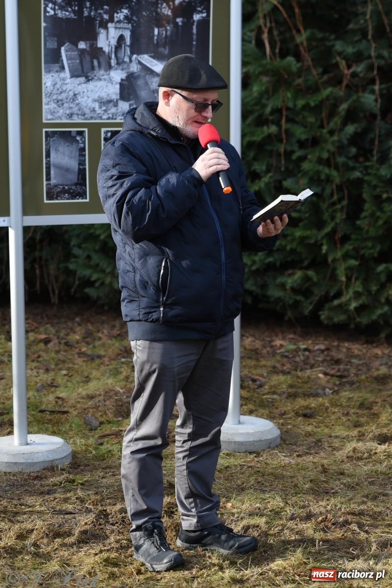 Zdjęcie w galerii na portalu naszraciborz.pl: Ceremonia z oficjalną prezentacją tablicy upamiętniającej cmentarz żydowski przy ulicy Głubczyckiej wiadomości z regionu