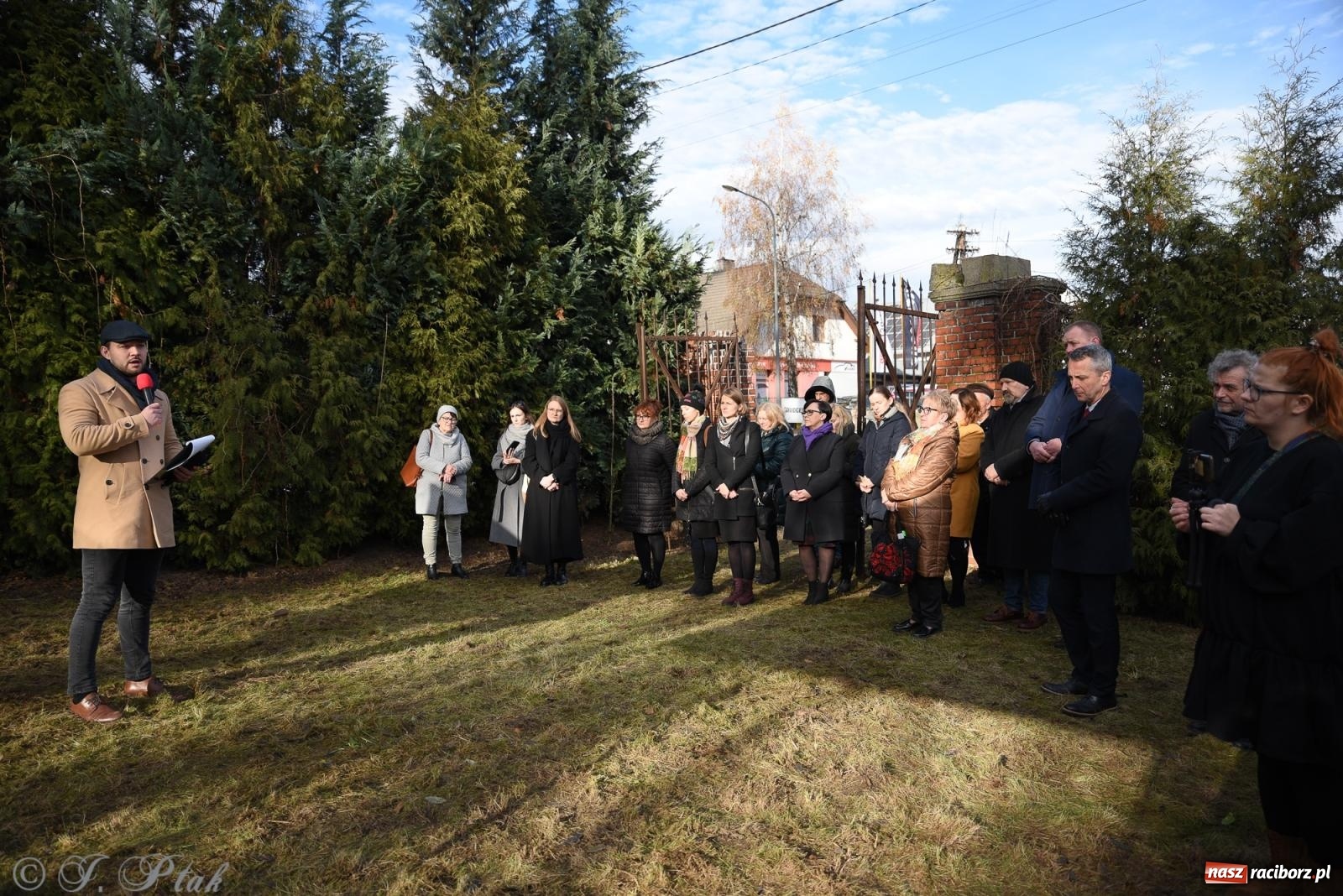 Zdjęcie w galerii na portalu naszraciborz.pl: Ceremonia z oficjalną prezentacją tablicy upamiętniającej cmentarz żydowski przy ulicy Głubczyckiej wiadomości z regionu