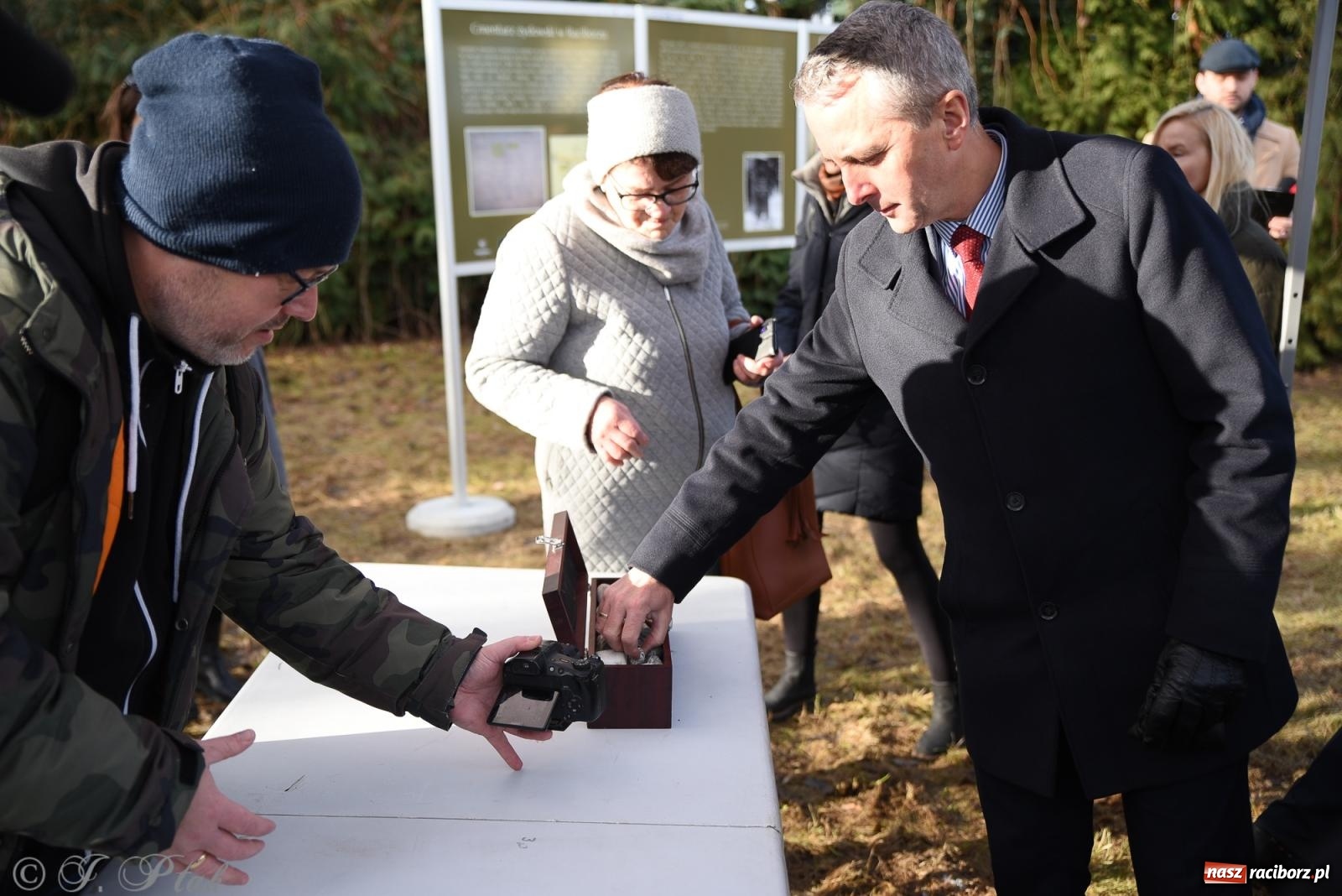 Zdjęcie w galerii na portalu naszraciborz.pl: Ceremonia z oficjalną prezentacją tablicy upamiętniającej cmentarz żydowski przy ulicy Głubczyckiej wiadomości z regionu