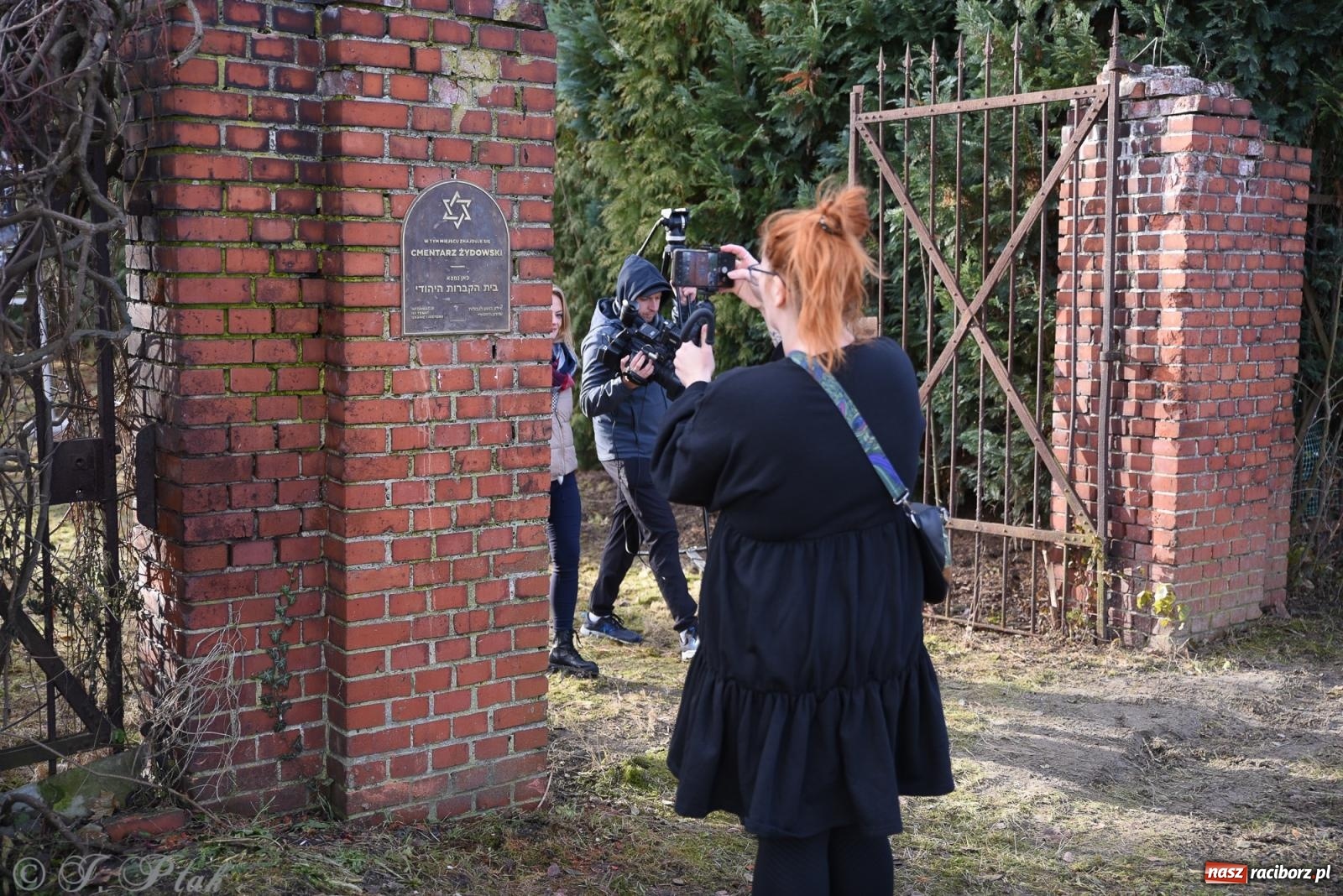 Zdjęcie w galerii na portalu naszraciborz.pl: Ceremonia z oficjalną prezentacją tablicy upamiętniającej cmentarz żydowski przy ulicy Głubczyckiej wiadomości z regionu