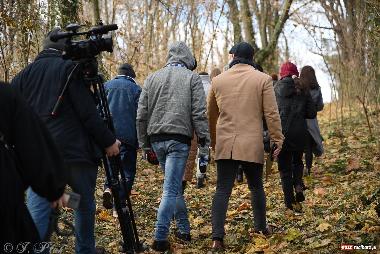 Zdjęcie w galerii na portalu naszraciborz.pl: Ceremonia z oficjalną prezentacją tablicy upamiętniającej cmentarz żydowski przy ulicy Głubczyckiej wiadomości z regionu
