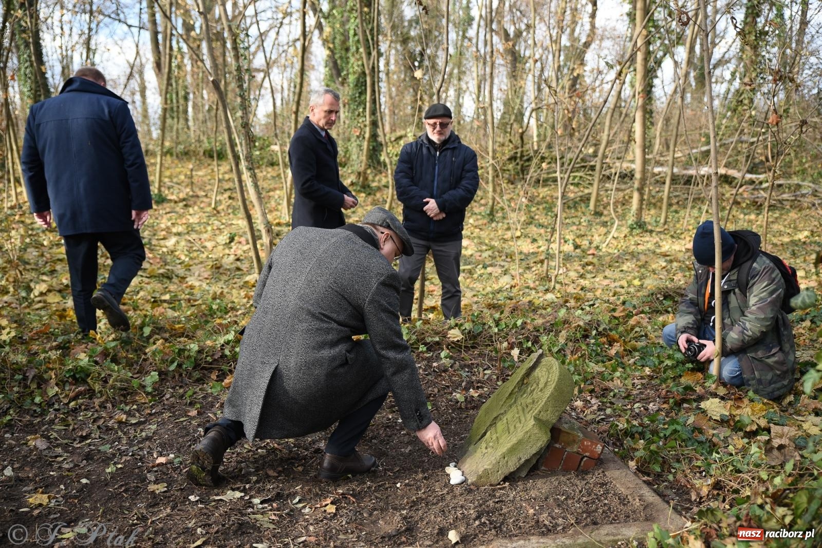 Zdjęcie w galerii na portalu naszraciborz.pl: Ceremonia z oficjalną prezentacją tablicy upamiętniającej cmentarz żydowski przy ulicy Głubczyckiej wiadomości z regionu