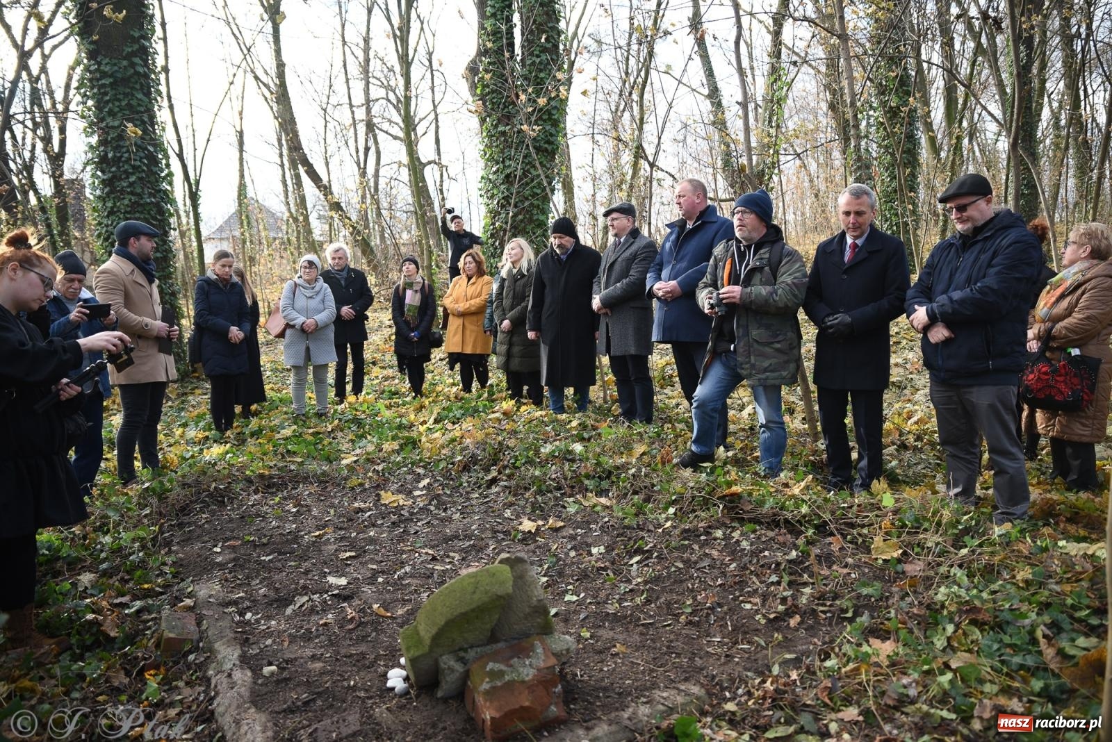 Zdjęcie w galerii na portalu naszraciborz.pl: Ceremonia z oficjalną prezentacją tablicy upamiętniającej cmentarz żydowski przy ulicy Głubczyckiej wiadomości z regionu