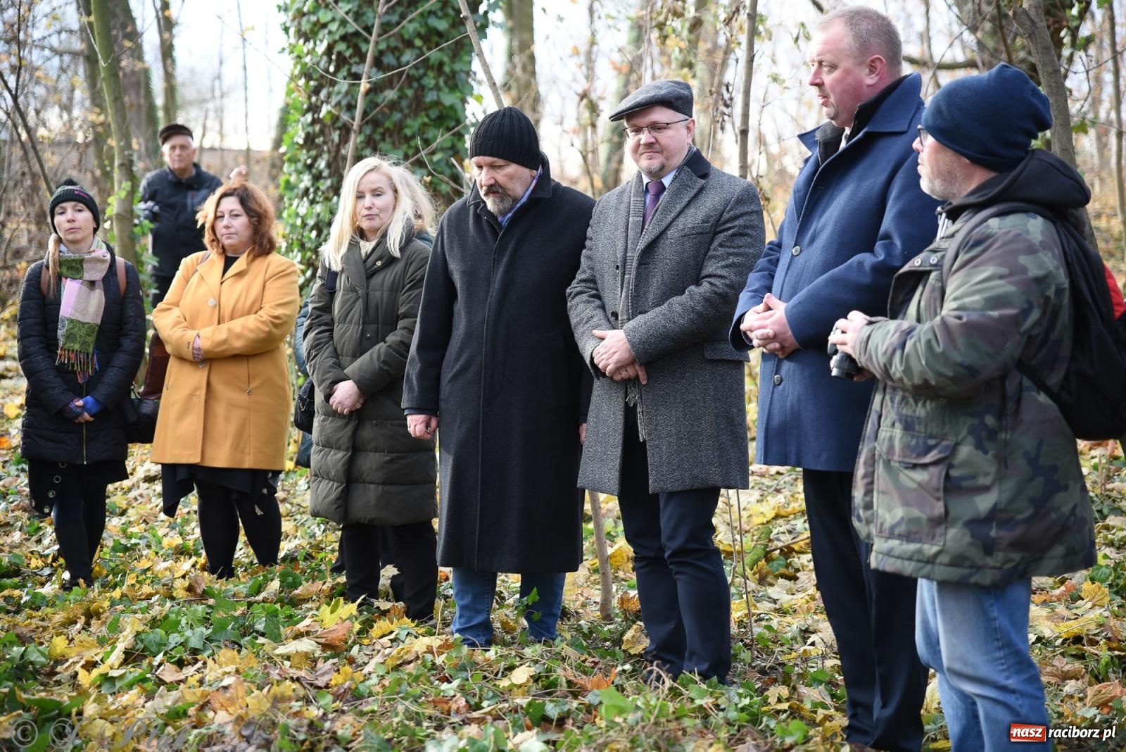 Zdjęcie w galerii na portalu naszraciborz.pl: Ceremonia z oficjalną prezentacją tablicy upamiętniającej cmentarz żydowski przy ulicy Głubczyckiej wiadomości z regionu